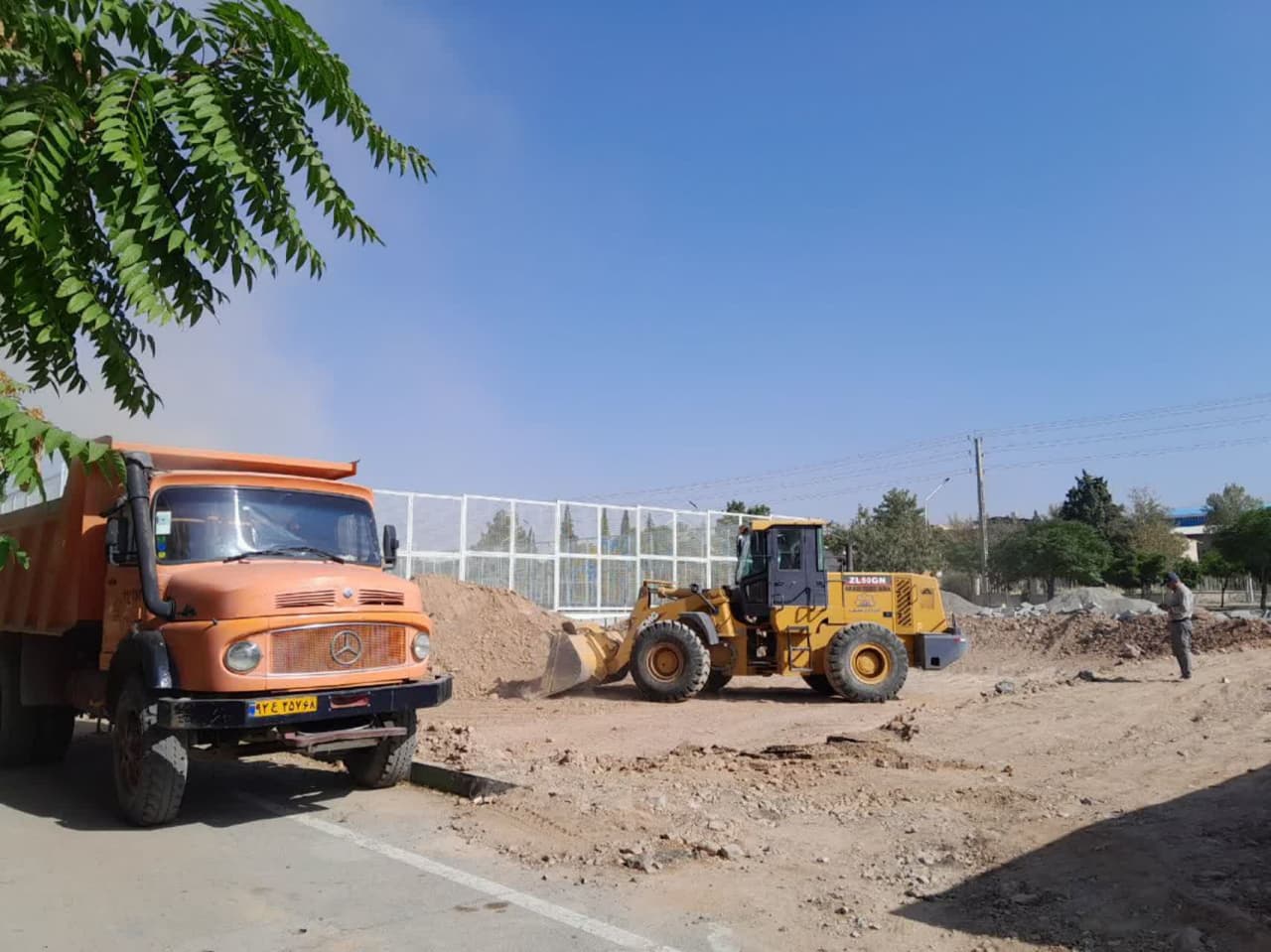 🔺خاکبرداری و آماده سازی بستر برای احداث زمین ورزشی تنیس و والیبال ساحلی در ضلع شرقی بوستان تندرستی توسط ماشین آلات سنگین شهرداری هشتگرد