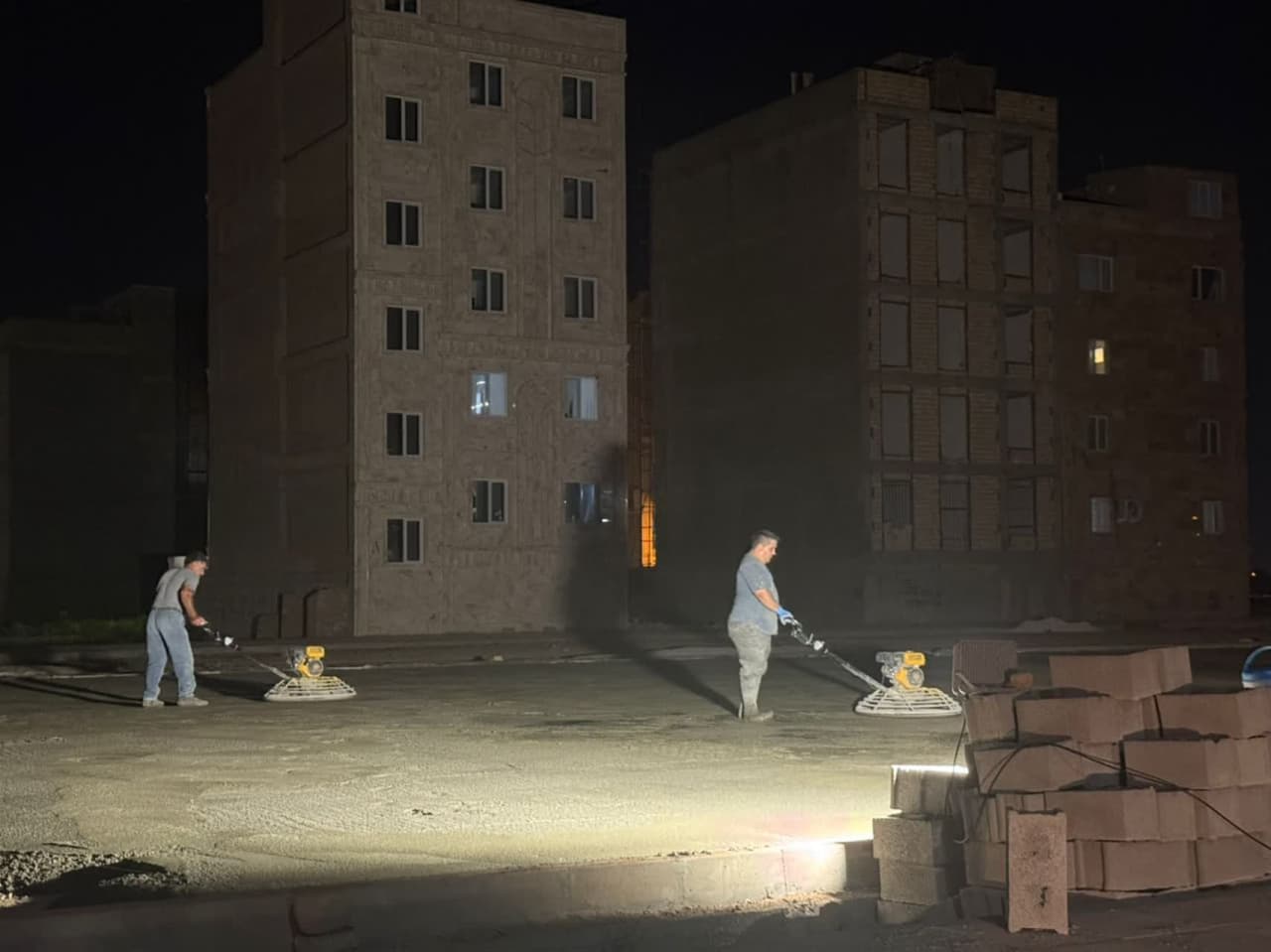 بتن ریزی زمین بازی در بوستان غدیر شهرک کوثر