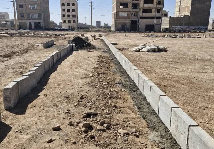 آماده سازی بستر و جدول گذاری پارک جدید الحداث در شهرک کوثر توسط حوزه عمرانی شهرداری هشتگرد
