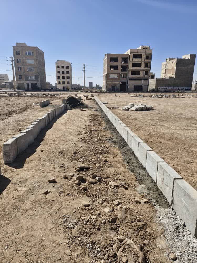 آماده سازی بستر و جدول گذاری پارک جدید الحداث در شهرک کوثر توسط حوزه عمرانی شهرداری هشتگرد