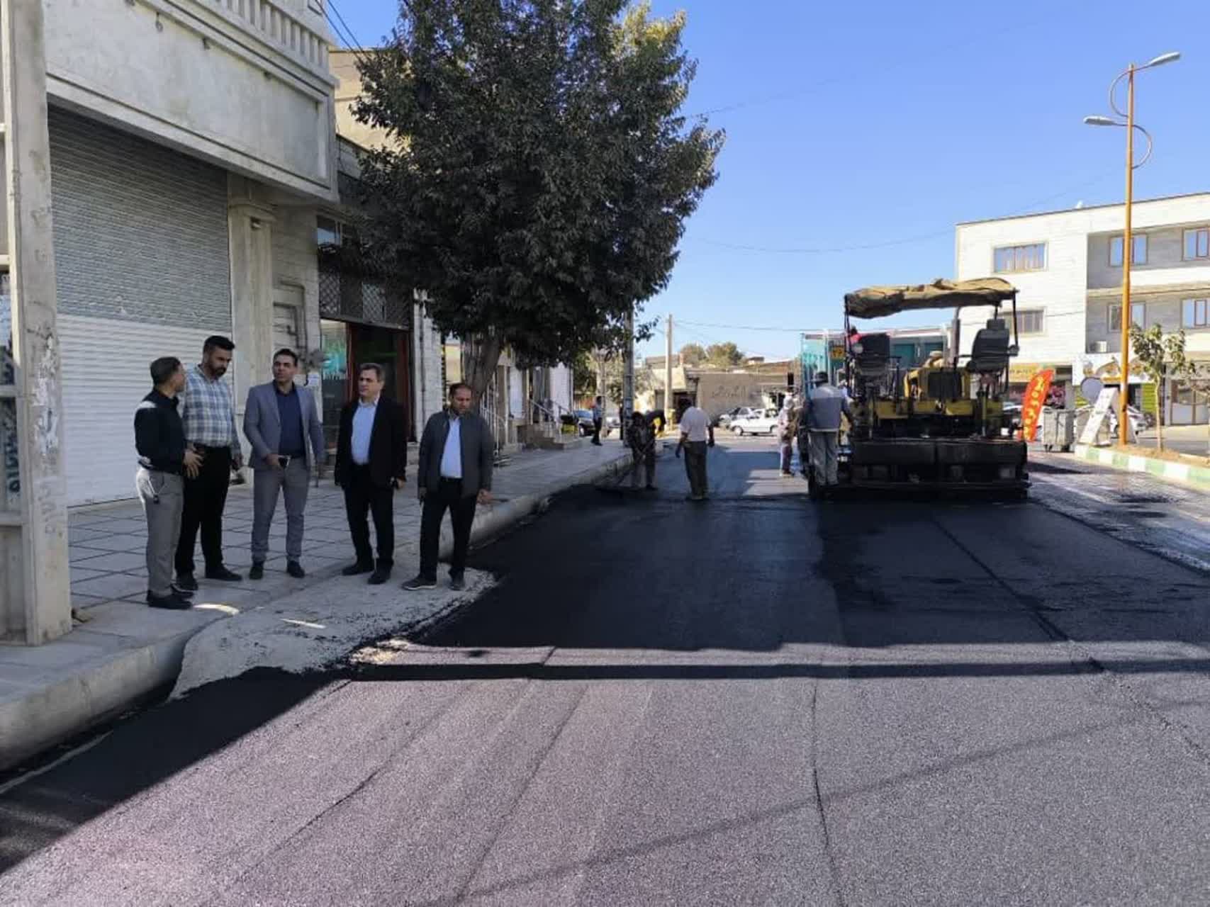 بازدید مهندس فیروززارع و مهندس محمد رضا کاشف از ادامه روند نهضت اجرای روکش آسفالت در شهر هشتگرد و ینگی امام