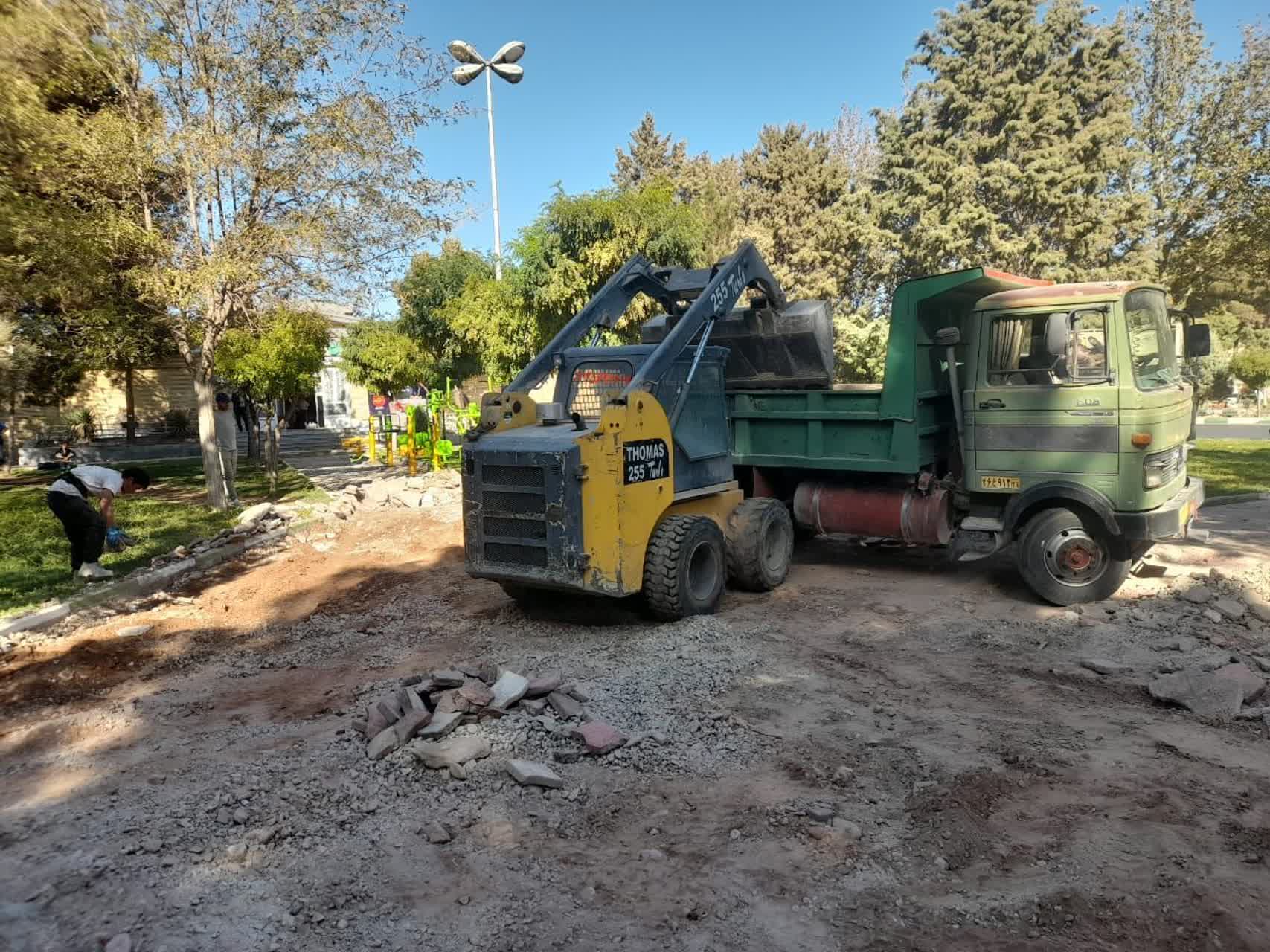 تخریب و جمع آوری کفپوش قدیمی ، بستر سازی و بتن ریزی پیاده روهای بوستان ولیعصر با هدف بهسازی توسط حوزه عمرانی شهرداری هشتگرد