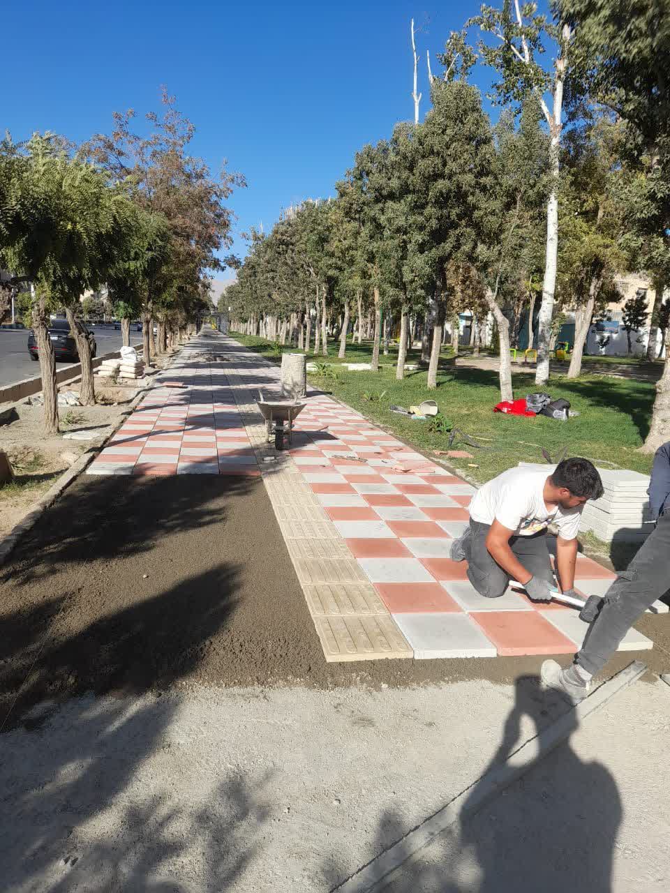 بتن ریزی و اجرای کفپوش پیاده روهای بوستان نهجالبلاغه با هدف بهسازی توسط حوزه عمرانی شهرداری هشتگرد