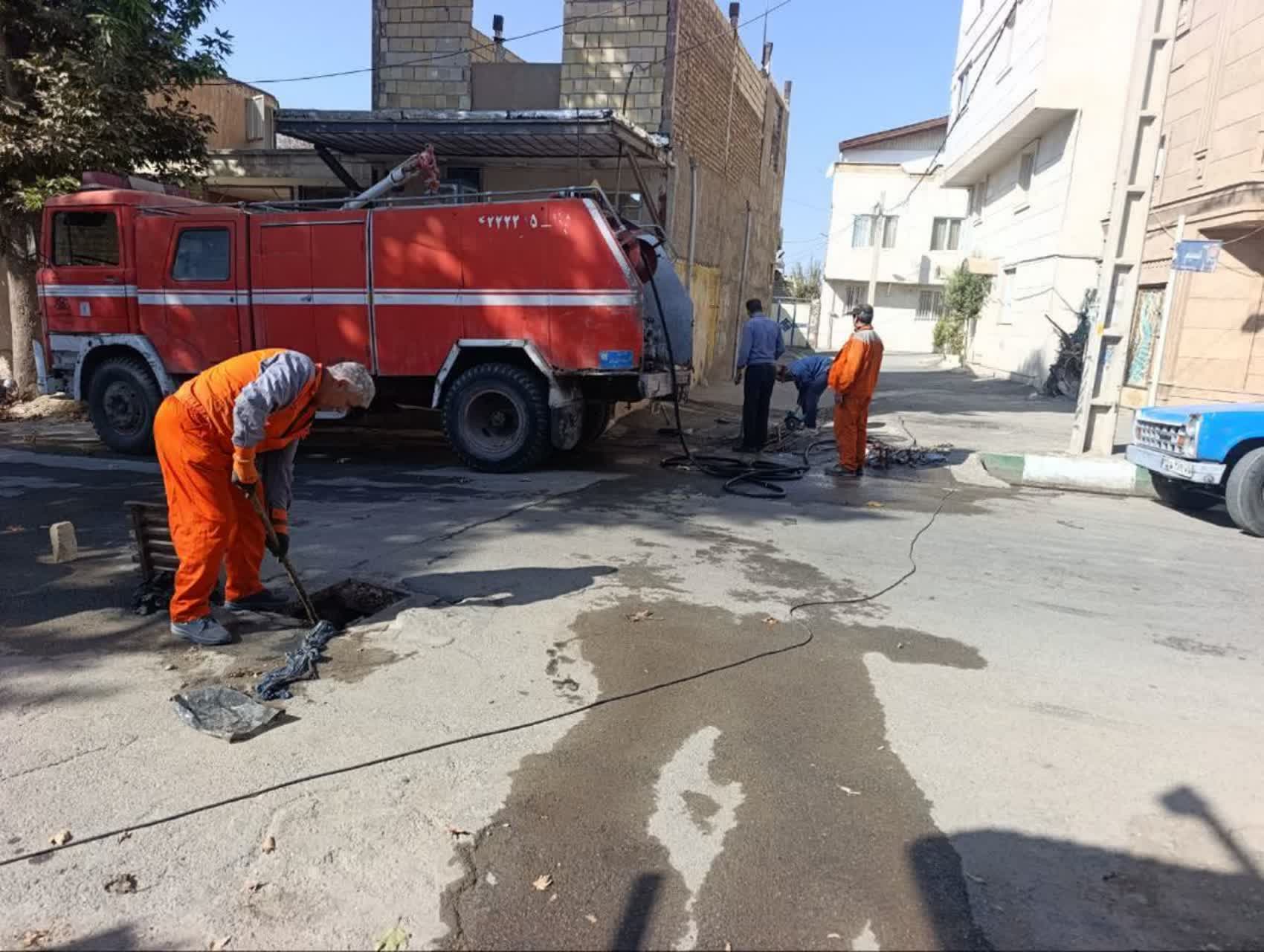 شستشوی جوی‌های شهرک ولیعصر و رفع انسداد جوی عرضی به همت معاونت خدمات شهری