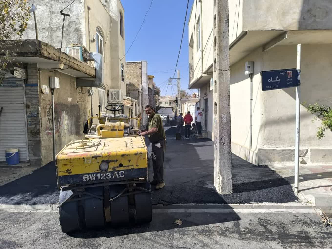 آسفالت دستی کوچه پگاه در خیابان سعدی توسط حوزه عمرانی شهرداری هشتگرد