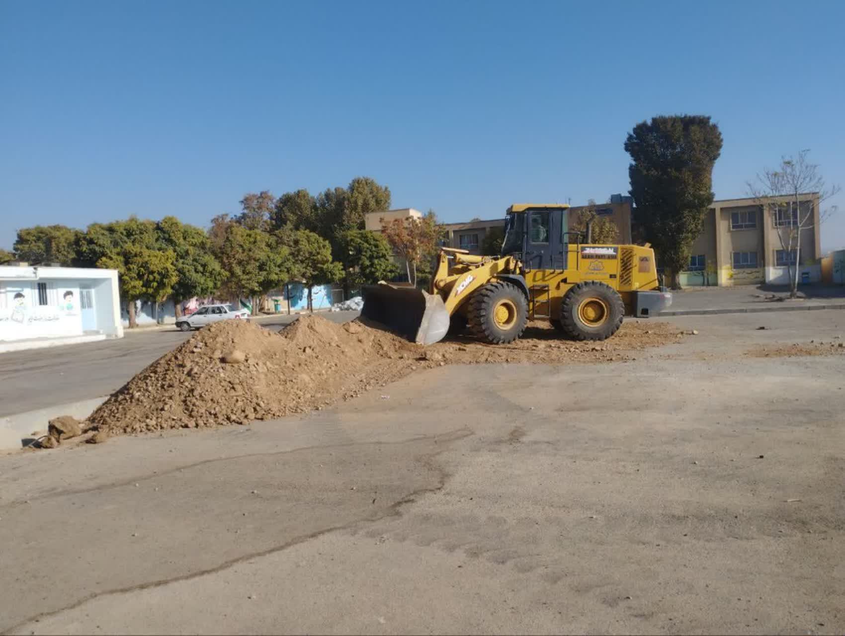 عملیات آمادهسازی و زیرسازی زمین ورزشی مدرسه شهدای انقلاب