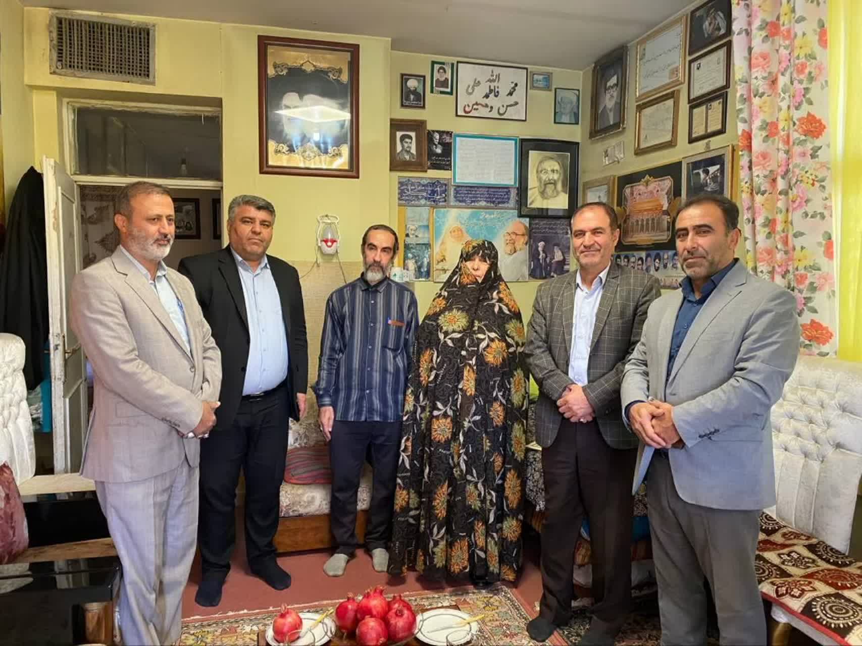 ادامه سرکشی به خانوادههای معظم شهدا و ایثارگران، در منزل جانباز۷۰٪ و شهید والامقام ۸ سال دفاع مقدس احمد مومنی مینانده