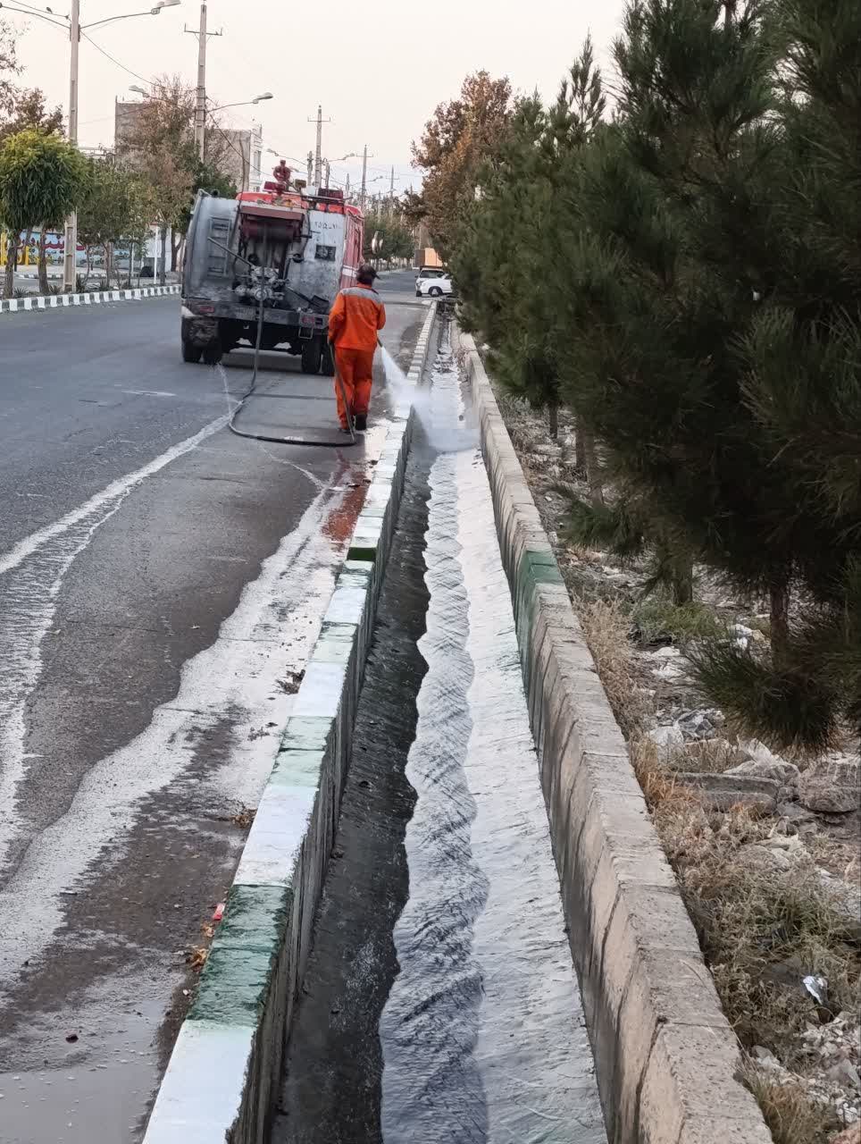 شستشوی بلوار شهیدان حبیبزاده به همت نارنجیپوشان معاونت خدمات شهری